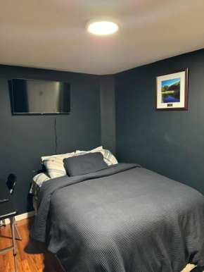 Fidelia Crystal Room, Queen Bed minutes from Newark Liberty International Airport and Newark Penn Station